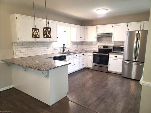 532 Henderson Dr, Clemmons, NC, 27012-7140 | Card Image