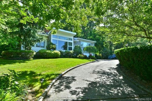 13 Vista Dr, Great Neck, NY, 11021-1732 | Card Image