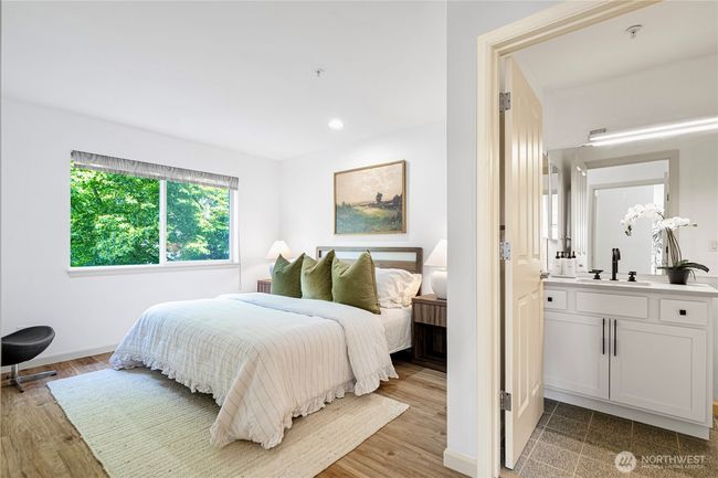 APT-302 - 9222 Roosevelt Way Ne, Condo with 2 bedrooms, 2 bathrooms and 1 parking in Seattle WA | Image 5