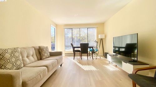 d273-2 Commodore Dr, Emeryville, CA, 94608-1648 | Card Image
