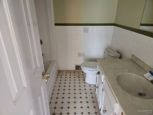 bathroom 1 | Image 11