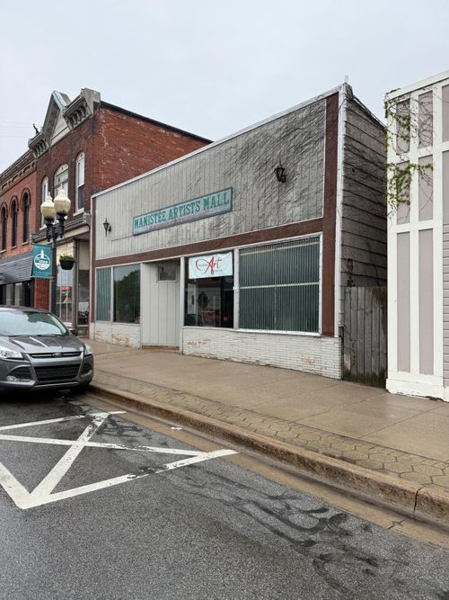 437 River St, Manistee, MI, 49660-1577 | Card Image