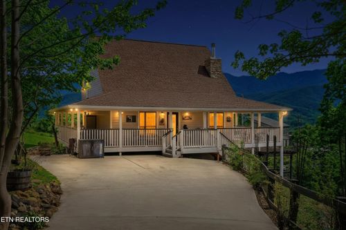 860 Pine Top Ln, Gatlinburg, TN, 37738-6348 | Card Image