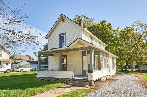 305 4th St Nw, Barberton, OH, 44203-2209 | Card Image