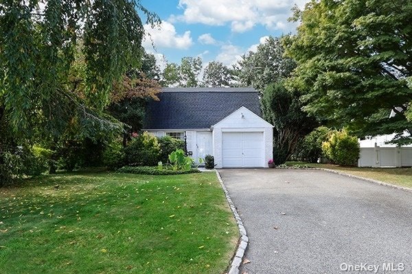 Parkside Dr, Roslyn Heights, NY 11577