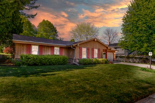2204 Hunting Ridge Rd, Waukesha, WI, 53188-1539 | Card Image