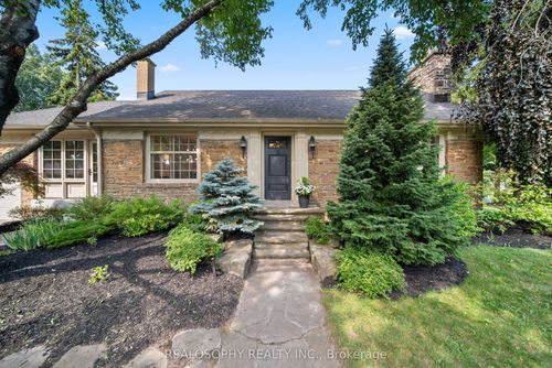 9 Edgemore Dr, Etobicoke, ON, M8Y2M6 | Card Image