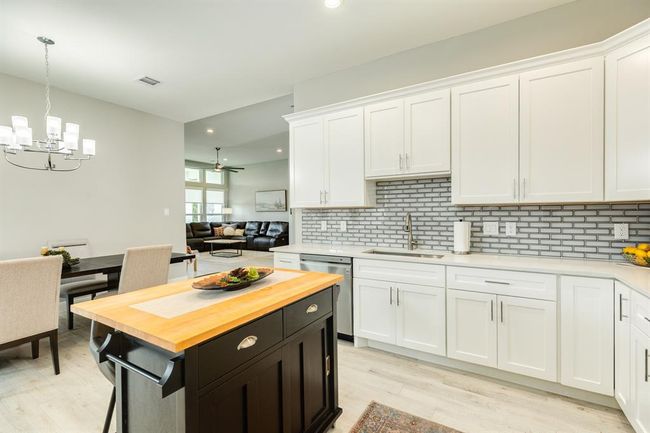 Adorned with a tasteful breakfast bar, the island seamlessly blendspracticality with style, making it theperfect place for quick meals orsocializing while cooking. | Image 18