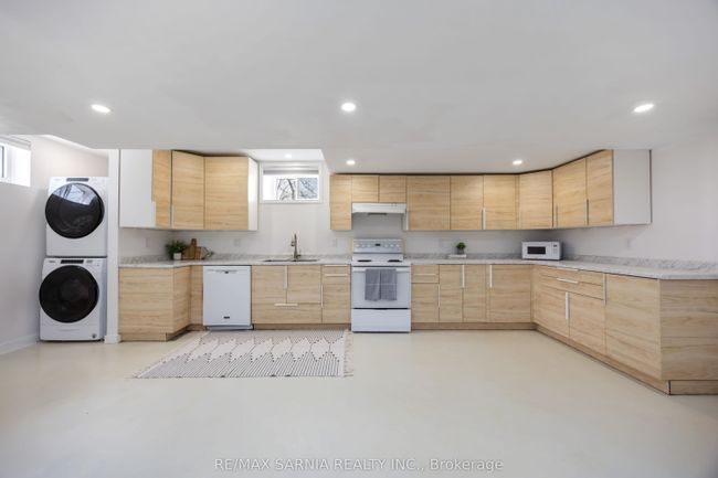 12 Sunset Ave, House other with 5 bedrooms, 2 bathrooms and 8 parking in Warwick ON | Image 25