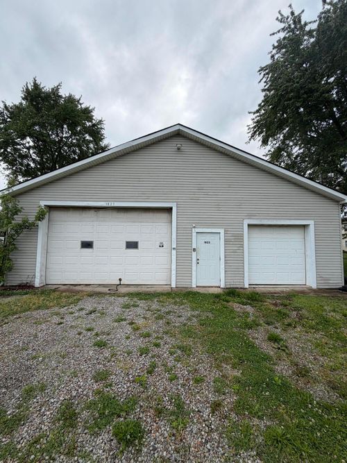 1823 W Chestnut St, Lancaster, OH, 43130-4107 | Card Image
