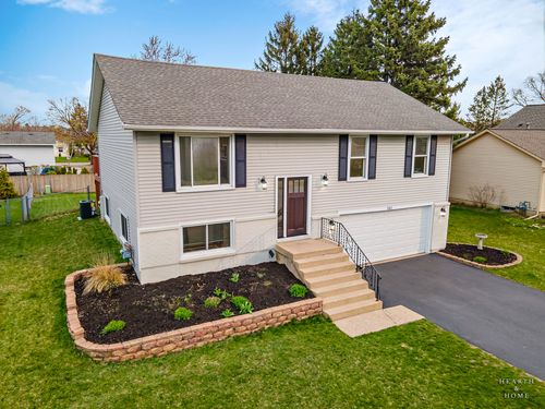 582 Arthur Dr, Cary, IL, 60013-2064 | Card Image