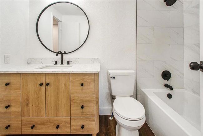 Hall bathroom with tub | Image 28