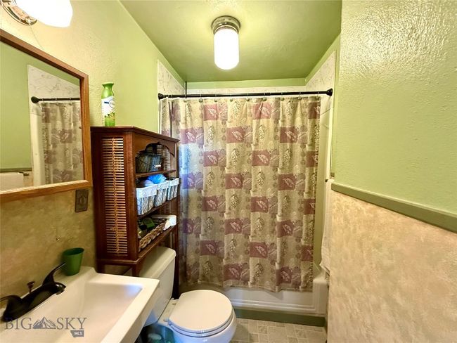 Hallway Bathroom #2 | Image 12