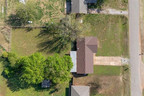 2024 E Robberts Ave, Kingfisher, OK, 73750-2832 | Card Image
