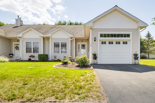 136-136 Pondview Cir, Beacon Falls, CT, 06403-1051 | Card Image