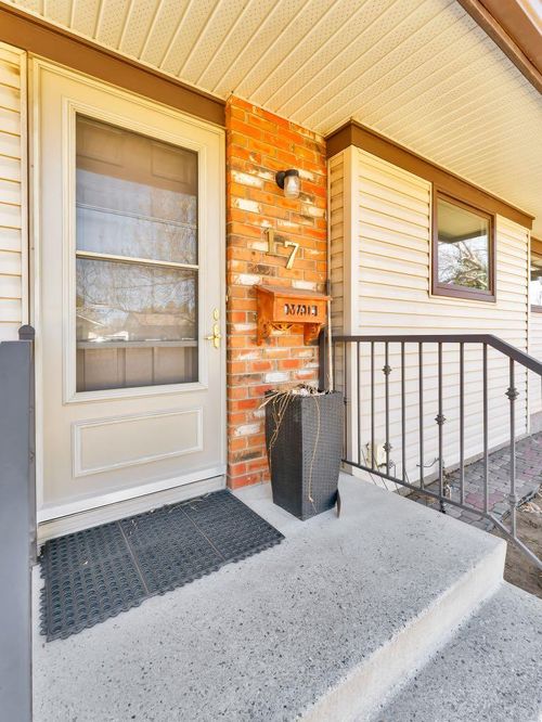 17 Ross Glen Way Se, Medicine Hat, AB, T1B1N9 | Card Image
