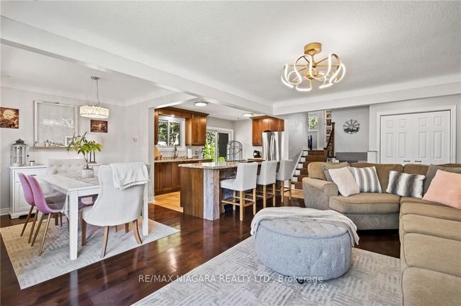 7067 Dirdene St, House other with 3 bedrooms, 2 bathrooms and 2 parking in Niagara Falls ON | Image 4