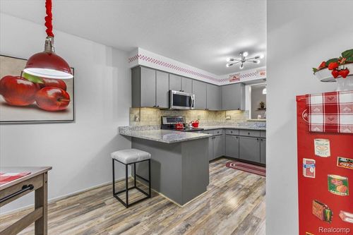 4884 Ashley Ln, Waterford Twp, MI, 48329-1775 | Card Image
