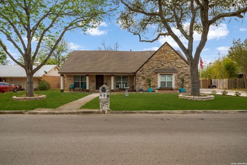 450 Spaceway Dr, Windcrest, TX, 78239-2037 | Card Image