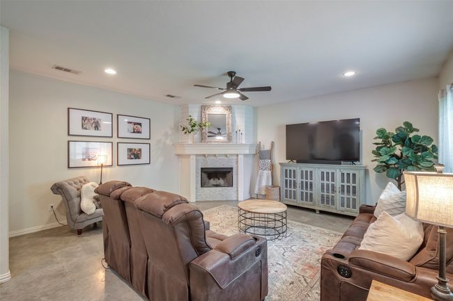 4306 Lucero Dr, House other with 3 bedrooms, 3 bathrooms and null parking in Granbury TX | Image 6