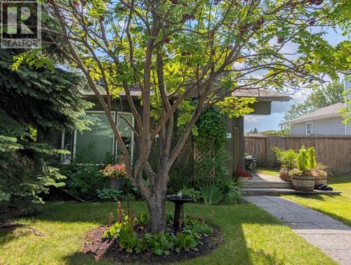 107 Woodford Cres Sw, Calgary, AB, T2W4C6 | Card Image