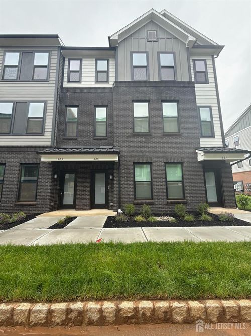 325 Sadie Cir, New Brunswick, NJ, 08901-5001 | Card Image