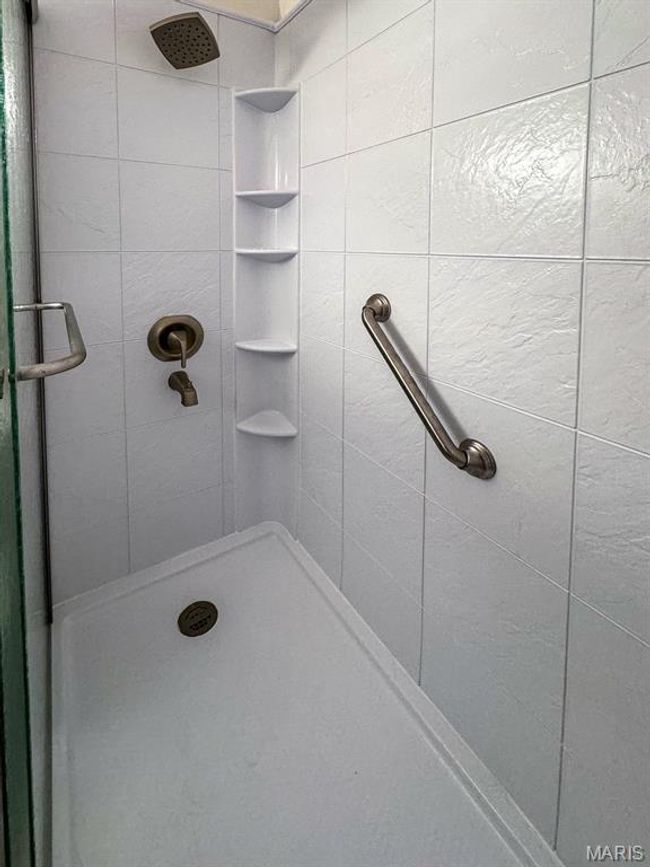 Stand-up shower with lots of elbow room~ | Image 9