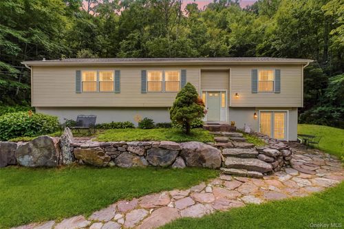 45 Wiccopee Rd, Putnam Valley, NY, 10579-1606 | Card Image