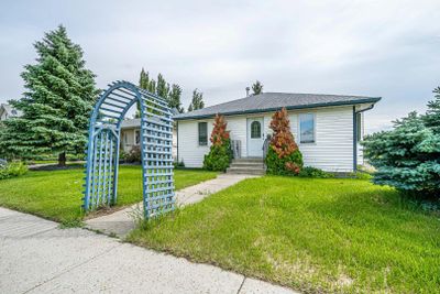 4845 50 Ave, House detached with 3 bedrooms, 2 bathrooms and 6 parking in Kitscoty AB | Image 2