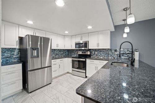 713-720 141st Ln Se, Bellevue, WA, 98007-6764 | Card Image