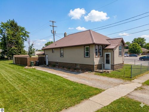 413 W 4th St, Pinconning, MI, 48650-9507 | Card Image