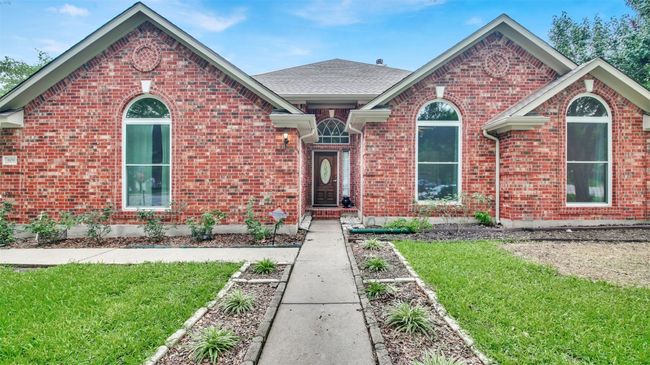 Ranch-style house featuring a front lawn, brick siding, and a shingled roof | Image 4