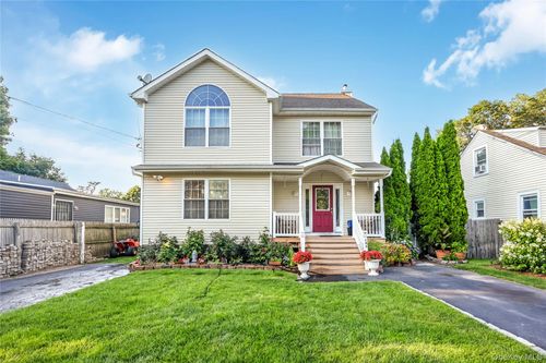 143 43rd St, Copiague, NY, 11726-1116 | Card Image