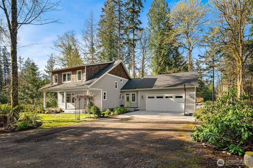 10060 NE Ne Springwood Ln, Bainbridge Island, WA, 98110-2908 | Card Image