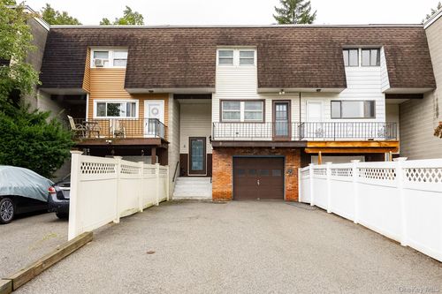 8 Boxwood Ct, Poughkeepsie, NY, 12601-6222 | Card Image