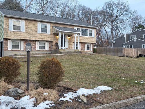 15 Canterbury Dr, Coram, NY, 11727-2307 | Card Image