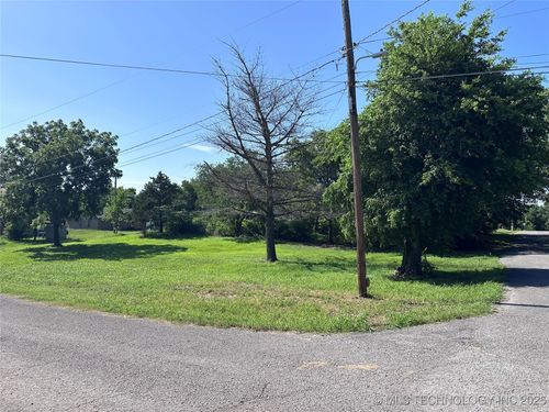 815 S Cherokee St, Locust Grove, OK, 74352-9012 | Card Image