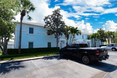 B - 5202 Beach Drive Se, Condo with 2 bedrooms, 1 bathrooms and null parking in ST PETERSBURG FL | Image 2