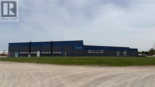 260 Centre St, Petrolia, ON, N0N1R0 | Card Image