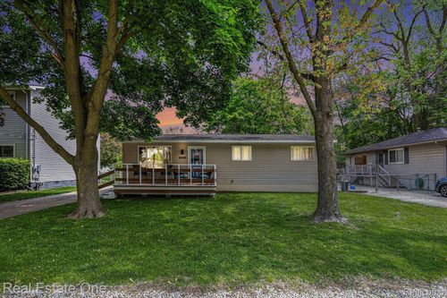 44080 Davis Dr, Utica, MI, 48317-5406 | Card Image