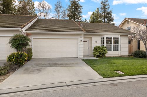 346 Village Dr, Dinuba, CA, 93618-3538 | Card Image