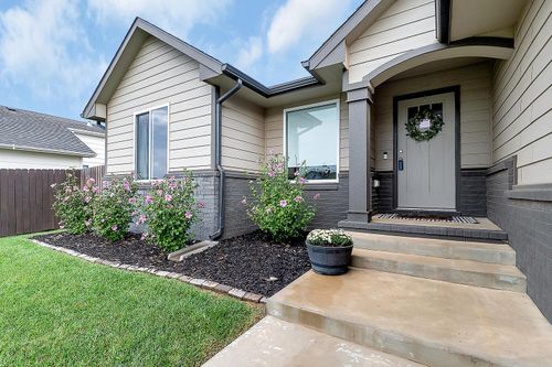 877 N Cloverleaf St, Goddard, KS, 67052-8666 | Card Image