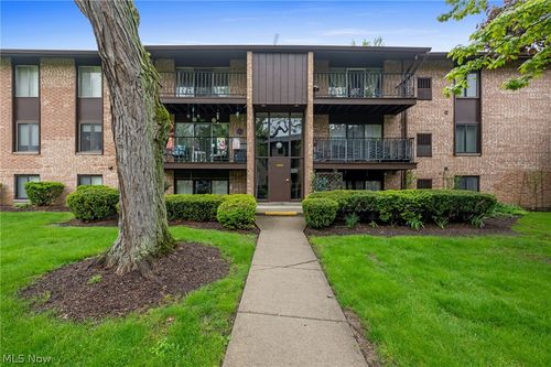 16395 Heather Ln, Middleburg Heights, OH, 44130-8326 | Card Image