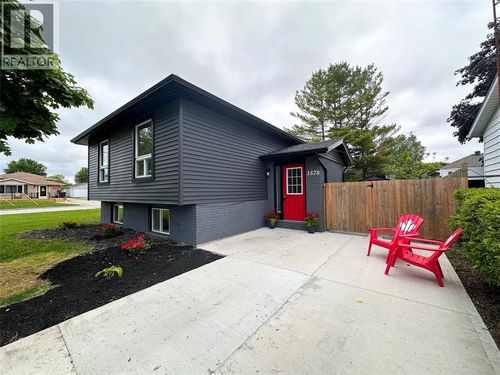 {{alt}} | Card Image