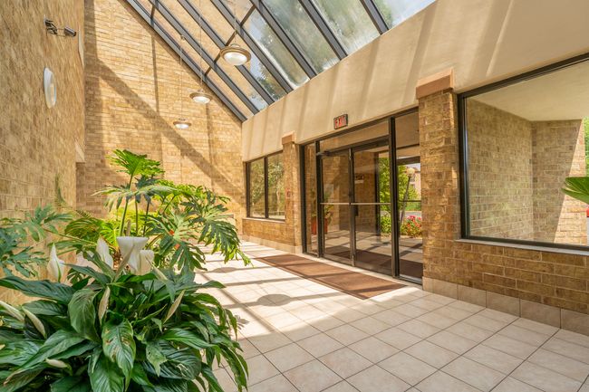 APT-214 - 5550 Astor Ln, Condo with 2 bedrooms, 1 bathrooms and 2 parking in Rolling Meadows IL | Image 17