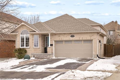 636 Fern Road, Waterloo, ON, N2V2P8 | Card Image