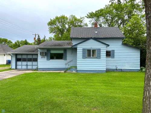 203 9th St Se, Cooperstown, ND, 58425-7334 | Card Image