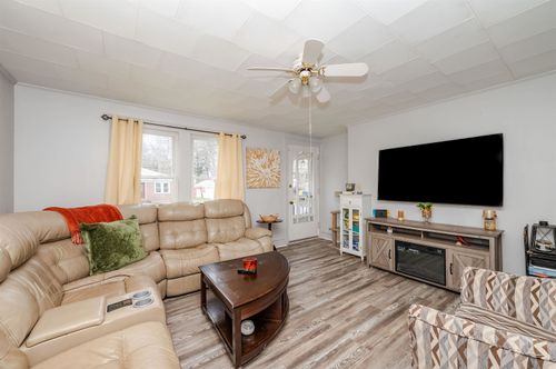 12 Morin St, Dover, NH, 03820-2401 | Card Image