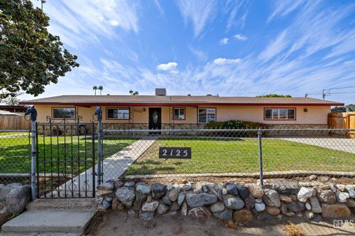 2125 Verdugo Ln, Bakersfield, CA, 93312-3216 | Card Image