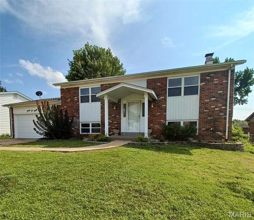 3285 Gwengreen Dr, Bridgeton, MO, 63044-3312 | Card Image